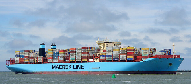 Pro Maersk se v poslední době jedná o druhou větší komplikací poté, co společnost pozastavila přepravu přes Rudé moře kvůli útokům jemenských povstalců Húsíů na nákladní lodě v okolí úžiny Báb al-Mandab.