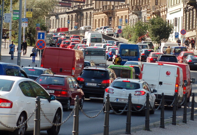 Praha patří mezi regiony s největším znečištění ovzduší, přičemž jeho většina pochází z dopravy.