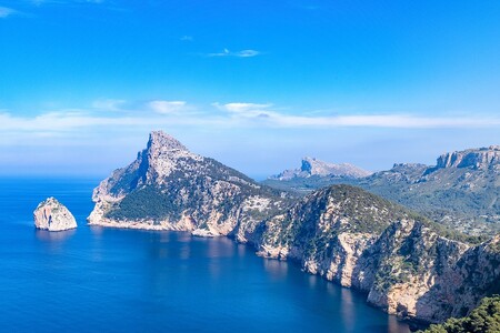 Turisté na Mallorce (na obrázku), Menorce či na dalších z Baleárských ostrovů budou v letošní sezoně platit o něco více za ubytovaní. V úterý totiž začalo v této autonomní oblasti Španělska platit nařízení, jímž se zdvojnásobuje takzvaná ekologická daň. Baleárské ostrovy jsou po Katalánsku druhou nejoblíbenější turistickou destinací ve Španělsku. Loni je podle španělského statistického úřadu navštívilo 13,8 milionu zahraničních turistů.