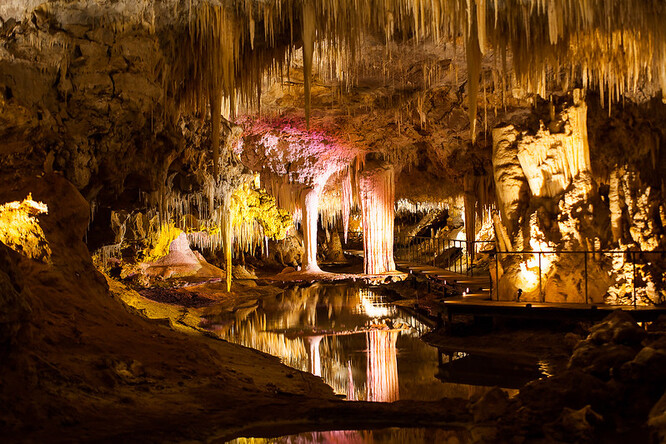 Jeskyně je největší atrakcí stejnojmenného národního parku, který byl v jejím okolí vyhlášen 1. července 1941. O čtyři dekády později byl park zapsán také na seznam světového dědictví UNESCO.