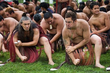 K tradičním maorským pochoutkám patřili i pečení přemožení nepřátelé, čímž se Maoři podnes nadšeně chlubí, stejně jako válečnými kyji s výstupkem pro prorážení lebek. I mužské válečné tance jsou neobyčejně agresivní, s hrozivým vyplazováním jazyků. Na ilustračním snímku maorský ceremoniál