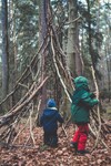 Děti hrající si v lese