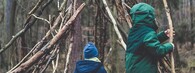 Děti hrající si v lese