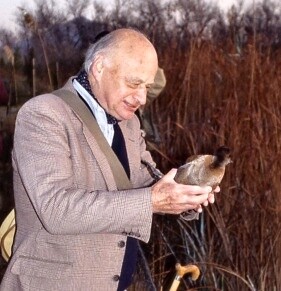 Max Nicholson (na obrázku) se narodil 12. července 1904 ve vesnici Kilternan nedaleko Dublinu. Už jako malý kluk začal pozorovat ptáky a v jednadvaceti letech vydal knihu Ptáci Anglie. I když po ukončení vysoké školy přednášel v Oxfordu historii, přírodní vědy neopustil a aktivně se zasazoval mimo jiné o ochranu ptactva. WWF založil především z obavy, že africké divoké fauně a flóře hrozí brzké vyhynutí.