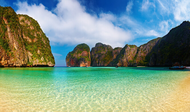 Pláž Maya Bay v Thajsku známá z filmu Beach (Pláž)