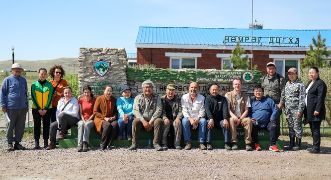 Náš česko-mongolský tým, ve kterém jsme vyhledávali nejvhodnější lokalitu pro reintrodukci koní Převalského, před sídlem Národního parku Numrug v Khalkhgolu.