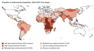 Mapa zachycující podíl podvyživených lidí na celkové populaci v letech 2005 až 2007. Čím tmavší barva, tím vyšší podíl. Nejtmavší odstín viditelný v Africe představuje minimálně 35 % podvyživené populace v dané zemi. Nejsvětlejší odstín představuje maximálně 5% podíl podvyživených v dané zemi. (Kliknutím je možné mapu zvětšit.)