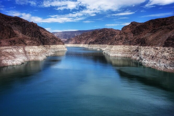 Hladina řeky Colorado klesla na nebezpečně nízkou úroveň po více než 20 letech sucha spojeného s klimatickou změnou a rostoucí poptávkou.