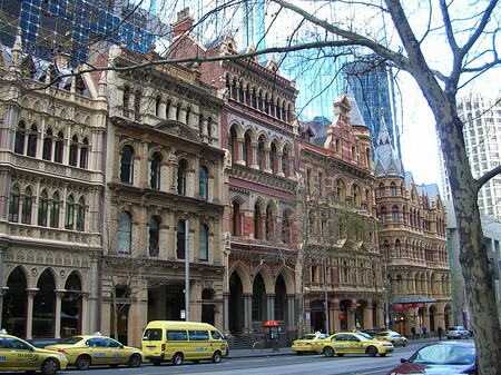 Melbourne je ve svém centru mnohem viktoriánštější nežli Londýn, asi na podobném principu, jako Leninabad je mnohem sovětštější než Leningrad. Ilustrační snímek viktoriánských domů v Melbourne