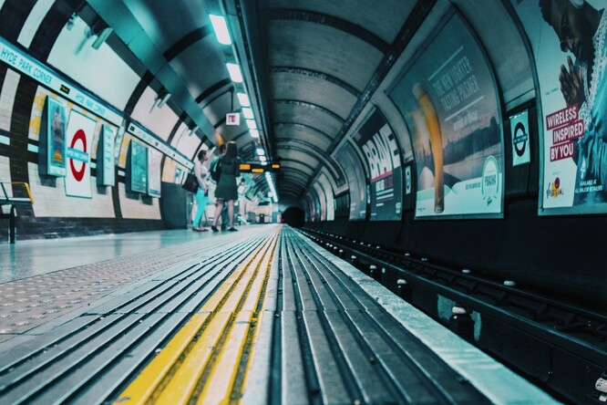 Uvnitř londýnského metra je vzduch (PM 2,5 tu měla hodnotu 247,2 &#956;gm-3) 3x-8x znečištěnější, než v jiných zde fungujících prostředcích hromadné přepravy.