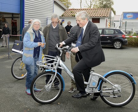 Vodíkové kolo si přišel vyzkoušet i starosta francouzského města Biarritz Michel Veunac