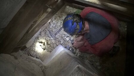 Speleologové našli v Moravském krasu na Blanensku novou jeskyni, dostala jméno Elfí domeček.  Na snímku čelba na Elfím domečku.