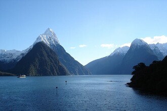 Nový Zéland se těší poměrně vysokým příjmům z turismu. Jednou z nejznámějších atrakcí je záliv Milford