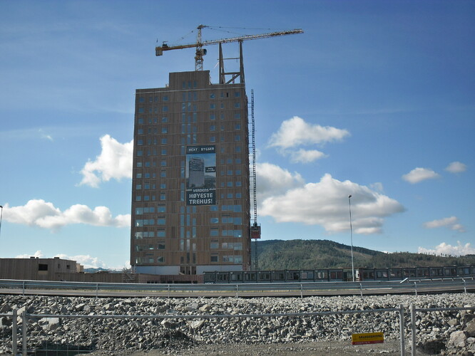 Stavba nejvyššího ze dřeva postaveného mrakodrapu. Mj&#248;st&#229;rnet, stav v roce 2018.