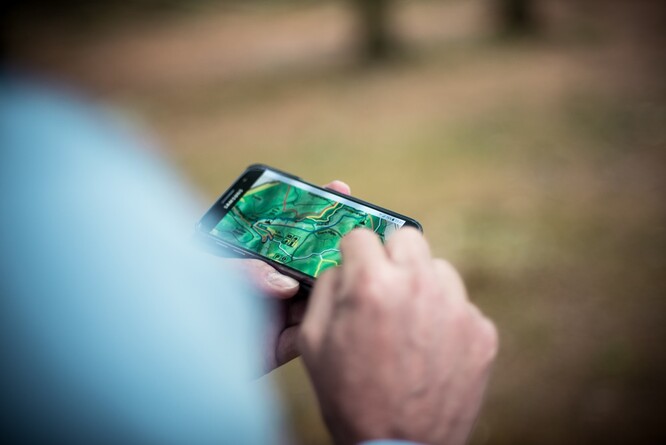 Začátek každé stezky je v lese označený informační tabulí s QR kódem, který lidem umožní stáhnout si zdarma mobilní aplikaci FSC lesní stezky do telefonu přímo na místě a začít ji rovnou využívat k navigaci a získávání informací.