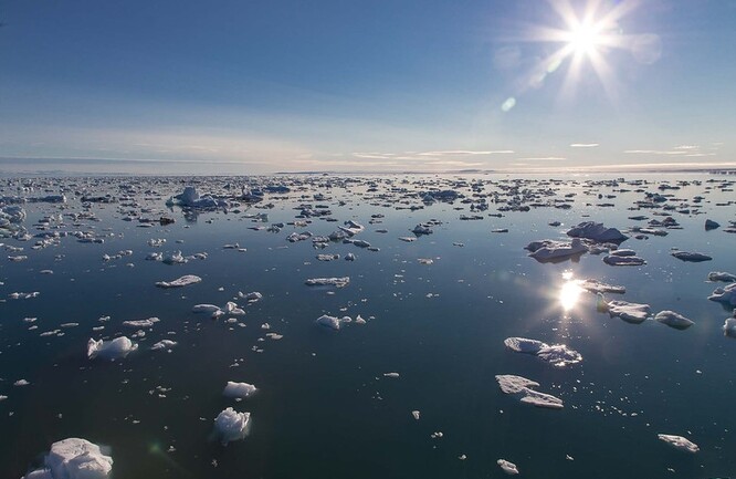 Mezi různými oblastmi polárního kruhu existují rozdíly. Například eurasijský prostor Arktického oceánu - u norských Špicberků a ruské Nové země - se za desetiletí oteplil dokoncce o 1,25 stupně Celsia, což je zhruba sedmkrát rychleji než ve zbytku světa.