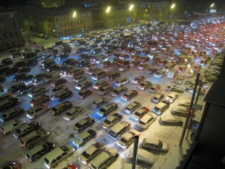 Rekordní doba v kolonách se v Moskvě pohybuje kolem dvou hodin