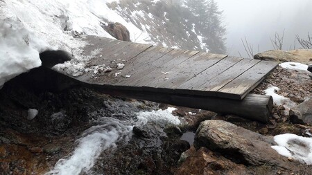 Dřevěný mostek u Trkače v Rudné rokli na jihozápadním svahu Sněžky nevydržel nápor sněhu a jeden z jeho nosníků se prolomil.