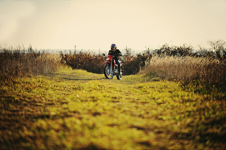 Terénní motorkáři neváhají vjet ani do lesů Chráněné krajinné oblasti Moravský kras, kde ruší a svými stroji rozrývají půdu. / Ilustrační foto