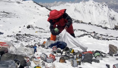 Podle Výboru pro kontrolu znečištění Sagarmatha (SPCC) loni horolezci na nepálské straně snesli dolů 25 tun pevného odpadu a 15 tun lidského odpadu. / Na snímku odpadky na Mount Everestu