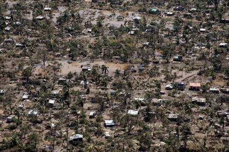 Na následky cyklónu zemřelo více než 700 lidí a stovky tisíc lidí přišly o svůj domov.