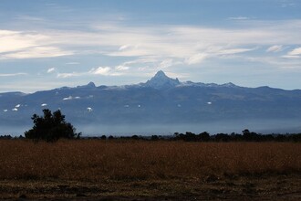 Ol Pejeta je součástí širší oblasti, které se říká Laikipia. Jde o vysoko položenou planinu rozkládající se ve srážkovém stínu nejvyšší keňské hory Mount Kenya (na snímku)