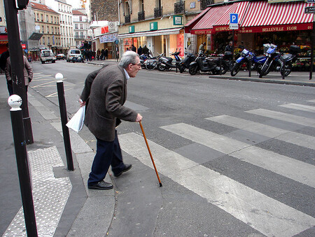Nedostatek času na překonání přechodu staré lidi odrazuje od toho, aby do silnice vůbec vstoupili.