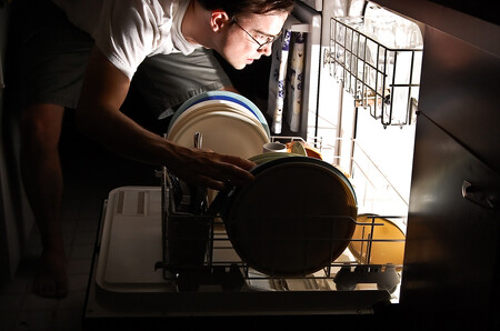 Mytí nádobí chce svůj čas. Rychlé programy nedostatek času zpravidla  doženou vyšší teplotou.