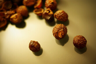 Mýdlové ořechy se kvůli obsahu saponinů používají jako alternativní prací prostředek. Podle výsledků testů ale moc neperou.