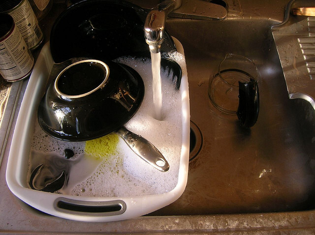 Nechat téct vodu po celou dobu mytí nádobí je nehospodárné.