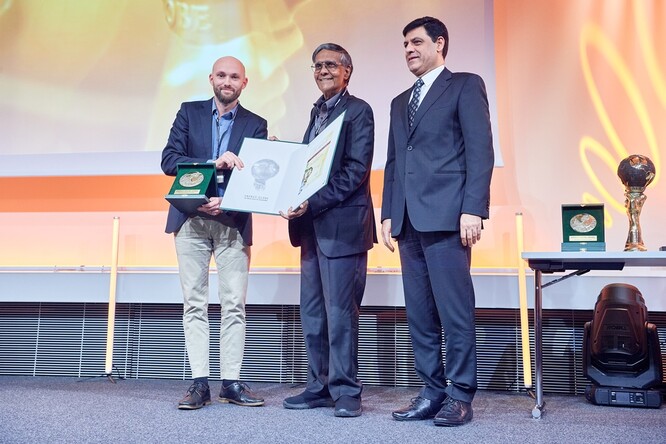 Na slavnostním vyhlášení přebíral David Minařík cenu z rukou Mohana Munasinghe, držitele Nobelovy ceny za mír.