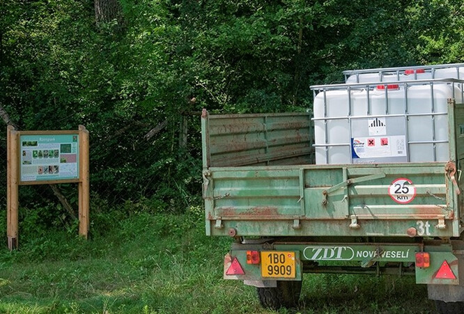 Náklaďáček, zřejmě s pár kubíky totálního herbicidu Roundup klasik na korbě, zaparkovaný u vstupu do národní přírodní rezervace Ranšpurk v oboře Soutok.
