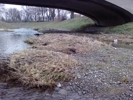 Naplavenina oblázků a štěrku pod mostem.