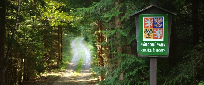 Národní park Krušné hory už má i své cedule.