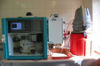 Vlevo toximetr s daphniemi, vpravo automatický vzorkovač. Na stráži mohou být 24 hodin.