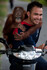 Tento orangutaní sirotek při převozu za žádnou cenu nechtěl do uzavřeného auta. Tak cestoval na zádech motocyklisty. Snímek z filmu Návrat do divočiny 3D.