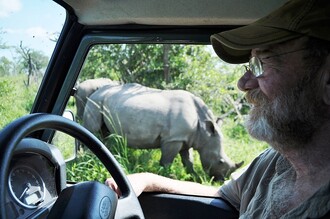 Spokojený Lawrence Anthony u dvou nosorožců ve své rezervaci Thula Thula