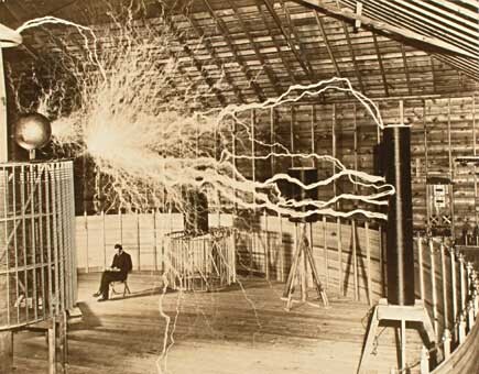 Modernistická revoluce v malbě i sochařství byla silně ovlivněna přírodními vědami a technologiemi které jak ve formě teorií, tak ve formě konkrétních výstupů a experimentů (např. Teslovy pokusy s umělými blesky) vedly ke značně jinému pojetí toho, co si vůbec máme pod pojmem příroda představit, a co vůbec všechno z ní na nás má vliv. Na snímku Nikola Tesla ve své laboratoři.