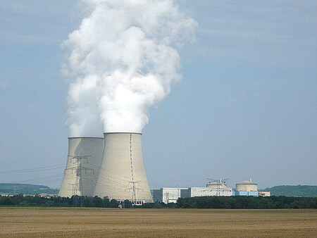 Aktivisté z ekologické organizace Greenpeace dnes brzy ráno krátce pronikli do areálu francouzské jaderné elektrárny v Cattenomu na severozápadě země a odpalovali ohňostroje.  Ilustrační snímek francouzské elektrárny.
