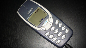 Legendární Nokia 3310. Ta se musela nechat několikrát zcela nabít a vybít. To s moderními telefony nedělejte.