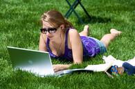 Notebook v trávě