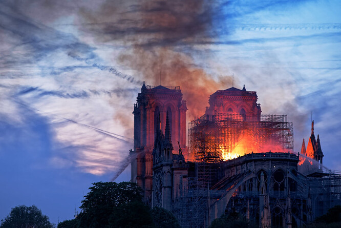 Vědci mají stále obavy z následků znečištění po požáru Notre-Dame. Předchozí studie zjistily, že nebezpečná koncentrace olova byla po požáru na desítkách míst v Paříži včetně škol, školek, parků a denních stacionářů. Celková dekontaminace okolí katedrály trvala čtyři měsíce.