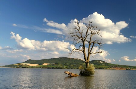 Ministerstvo životního prostředí uvažuje o zařazení 16 dalších lokalit do hájeného režimu, na kterých by v budoucnu mohly stát přehrady. Nyní je takových míst v Česku 65.