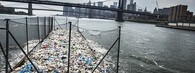 Loď s odpadky v Brooklynu