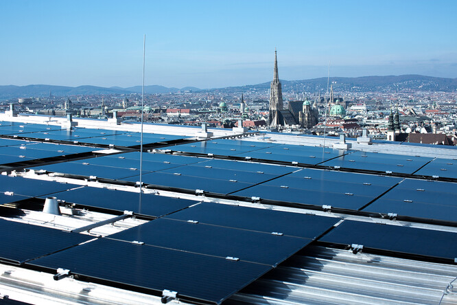 Fotovoltaické panely na vídeňské střeše.