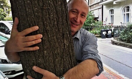 Pavel Činčera, vydavatel Ekolistu, zprostředkovaně skrz obejmutí stromu děkuje Janě S. za poslání daru na znovu spuštění diskuzí. Je to lípa srdčitá, jak jste jistě podle borky poznali.