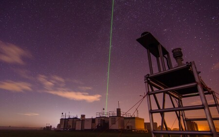 Jedním z měřících přístrojů bude i lidar, jehož laserový paprsek dosáhne až do výšky třiceti kilometrů a bude po setmění pozorovatelný jako sloup zeleného světla mířící k zenitu.  Na snímku lidar na měřící stanici Melpitz.