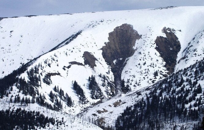 Obr. 6. Dvě velké základové laviny v Pramenném dole z počátku dubna 2006.