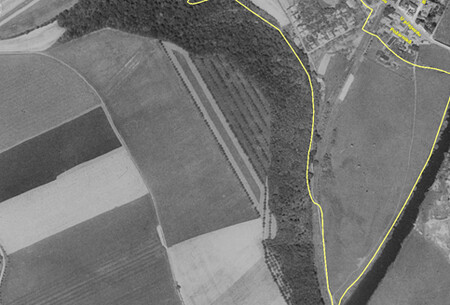 Satelitní snímek sadu "Třešňovka" z dubna 2020. Původní přibližná rozloha sadu vyznačena červenou čarou.