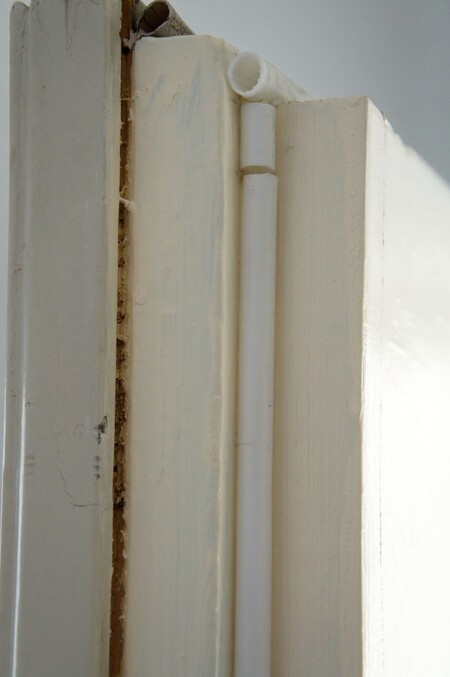 Těsnění ve formě hadičky lepené pomocí silikonového tmelu. V případě potřeby lze odstranit bez poškození okna.